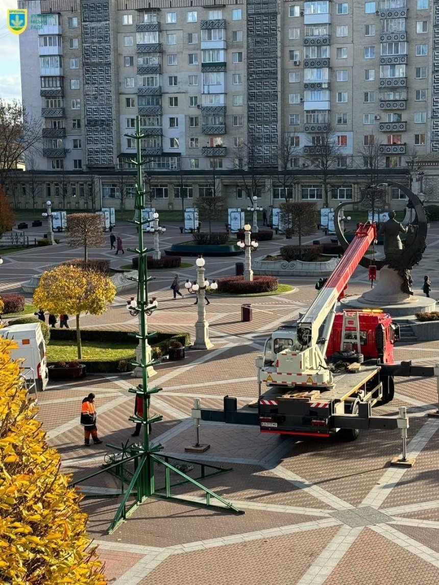 В Ірпені почали встановлювати новорічну ялинку