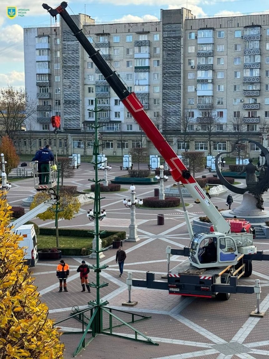 В Ірпені почали встановлювати новорічну ялинку