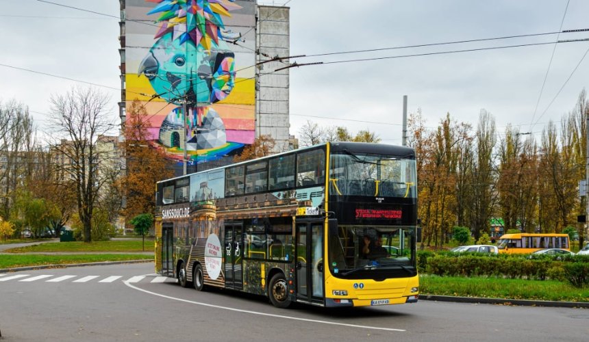На маршрут у Києві вийшов третій двоповерховий автобус: де він курсує