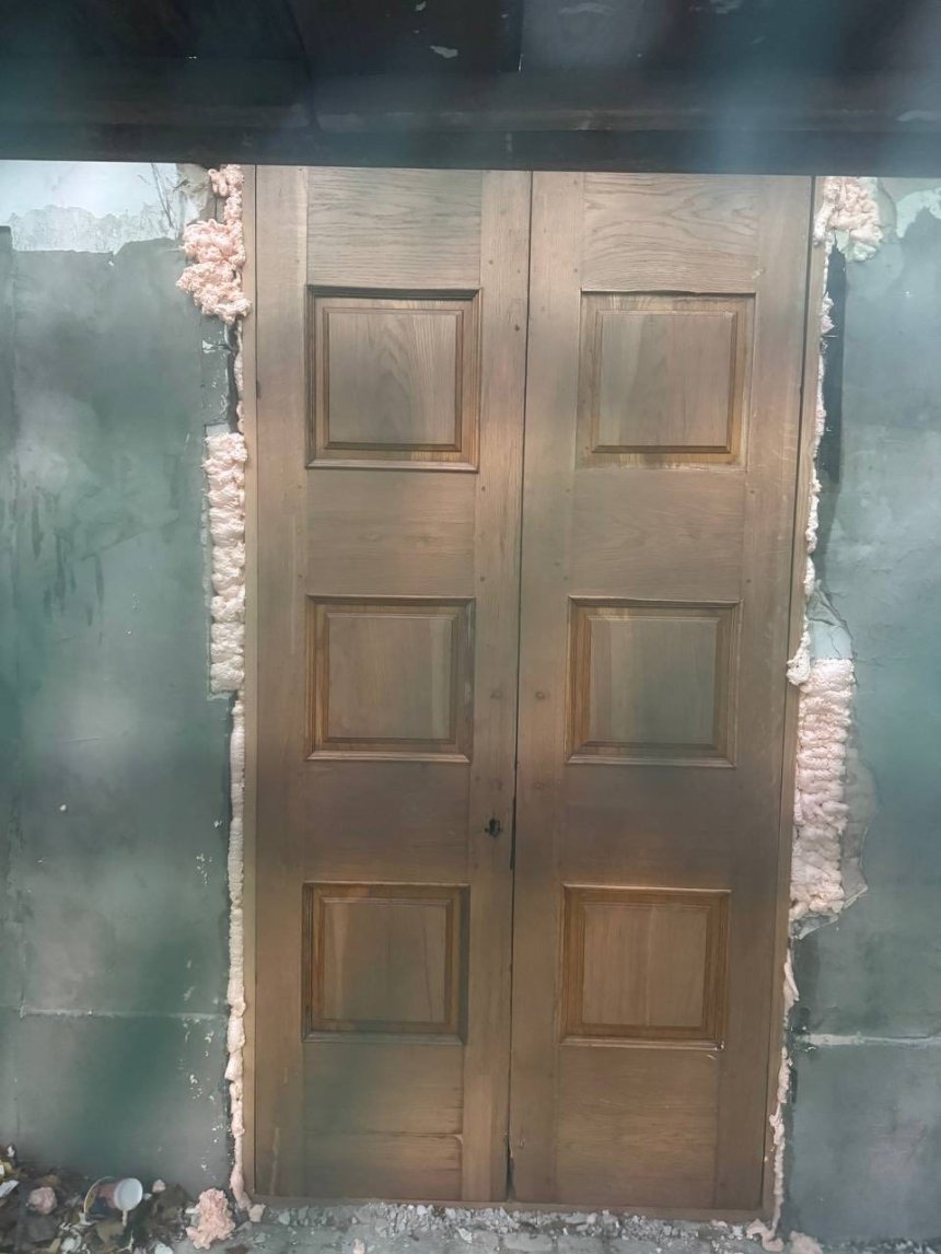 Будівельники замінили пластикові двері на нові. Фото: Дмитро Перов Будівельники замінили пластикові двері на нові. Фото: Дмитро Перов