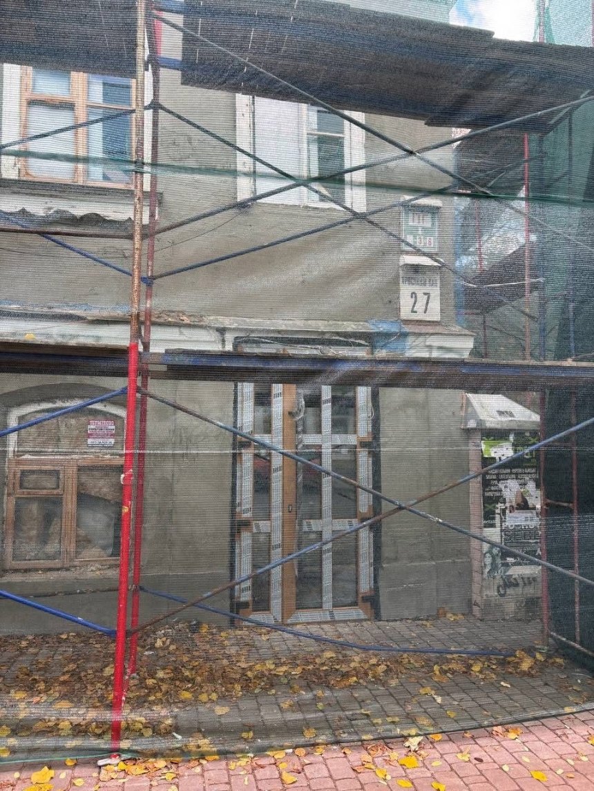 Забудовник самовільно встановив пластикові двері. Фото: БЖ Забудовник самовільно встановив пластикові двері. Фото: БЖ