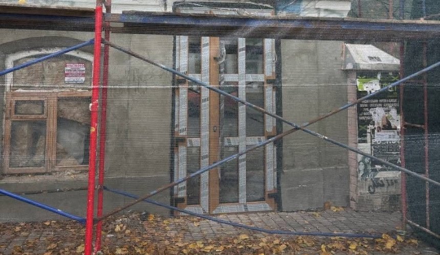 У "Будинку з Хлібною лавкою" забудовник вже вдруге міняє двері: що відбувається