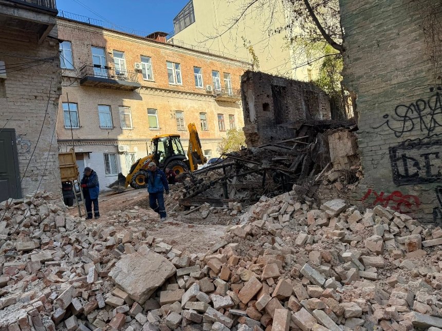 На вул. Гончара розбирають флігель садиби Біляшівських. Фото: Дмитро Перов На вул. Гончара розбирають флігель садиби Біляшівських. Фото: Дмитро Перов