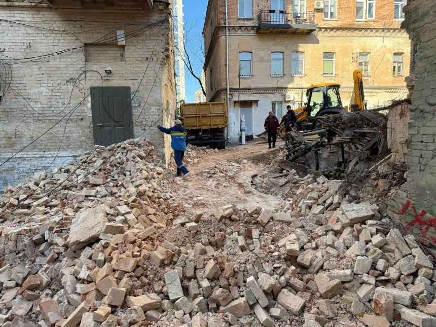На вул. Гончара розбирають флігель садиби Біляшівських. Фото: Дмитро Перов На вул. Гончара розбирають флігель садиби Біляшівських. Фото: Дмитро Перов