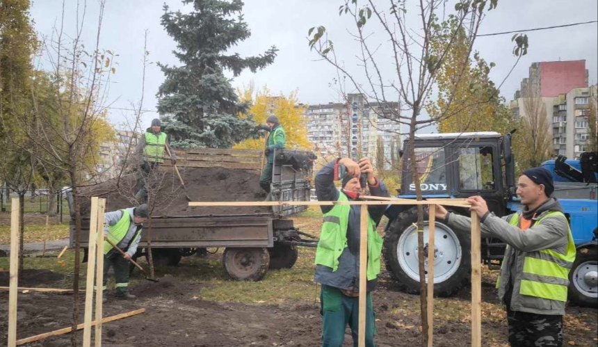 Парк "Деснянський" оновлюється: висадили декоративні яблуні