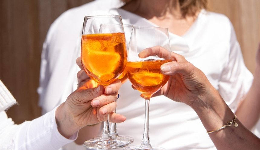 Які найпопулярніші коктейлі серед українців: дослідження Poster