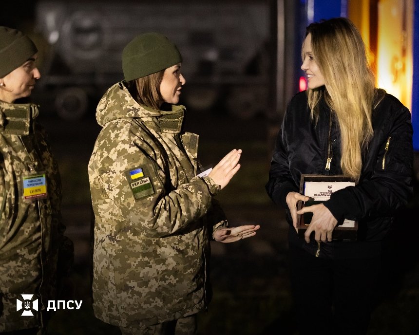 Анджеліна Джолі в Україні: прикордонники подарували зірці набір національної символіки