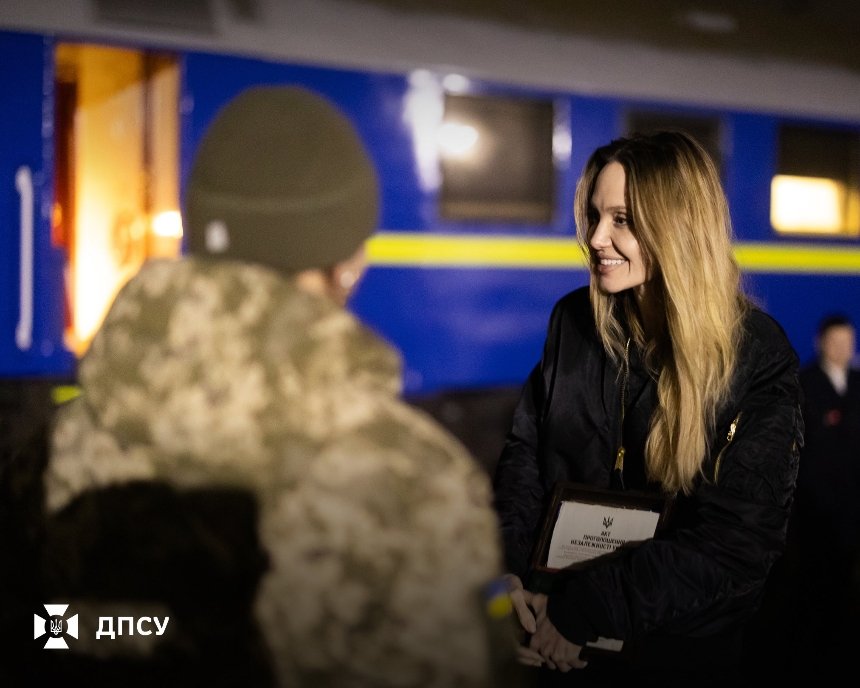Анджеліна Джолі в Україні: прикордонники подарували зірці набір національної символіки