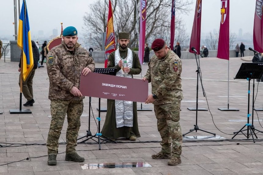 У Києві відкрили пам’ятний знак Десантно-штурмовим військам ЗСУ