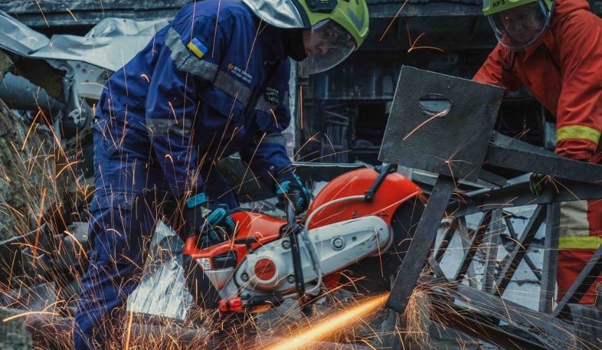 Ліквідація наслідків атаки 8 листопада на Київщині: як працюють верхолази-рятувальники