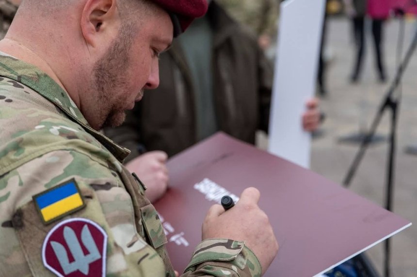 У Києві відкрили пам’ятний знак Десантно-штурмовим військам ЗСУ