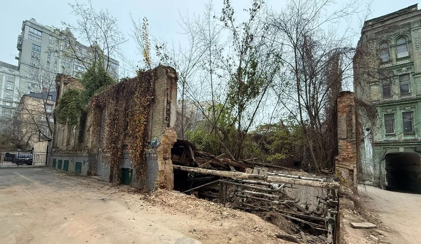 Розбір флігеля садиби Біляшівських у центрі Києва зупинили: що планували на його місці