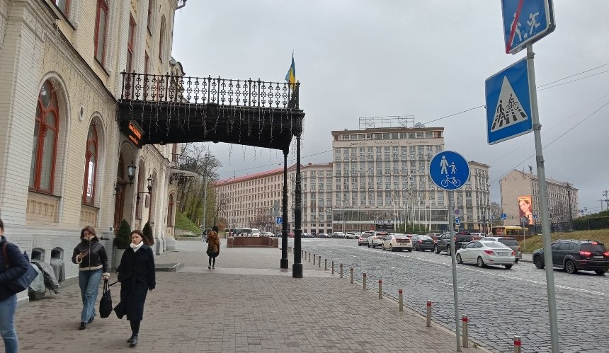 Біля Національної філармонії у Києві з’явилися інклюзивні паркомісця та велодоріжка: фото