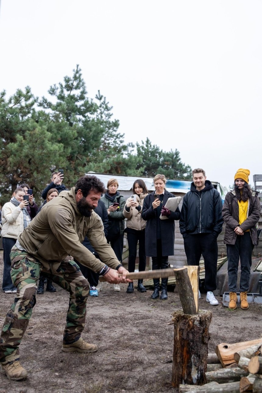 Даніель Салем розрубує дрова на знак початку кампанії Даніель Салем розрубує дрова на знак початку кампанії
