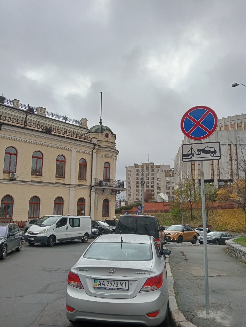 Біля Національної філармонії у Києві з’явилися інклюзивні паркомісця та велодоріжка