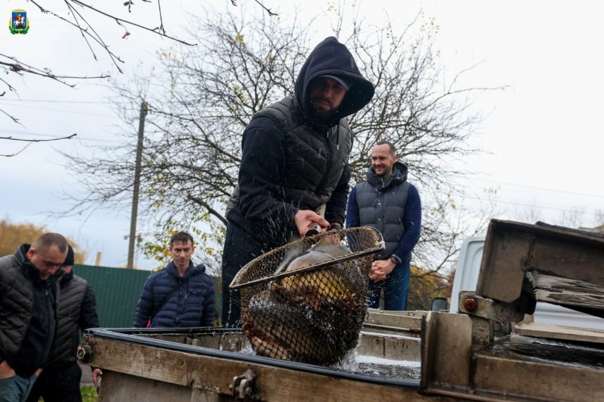 В озера у Бородянці випустили 1300 коропів та білих амурів