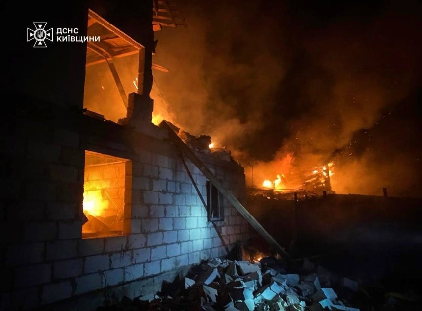 Що відомо про наслідки нічного ракетно-дронового обстрілу Київщини: фото та подробиці