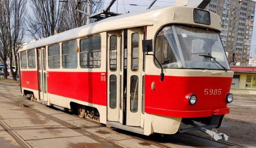У Києві деякі трамваї знову курсуватимуть інакше через ремонт на Кирилівській: схеми