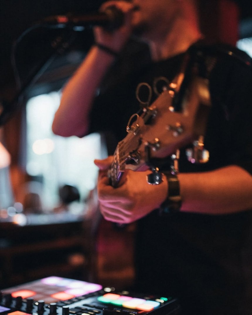 Добірка найкращих закладів Києва з живою музикою: адреси, меню та ціни