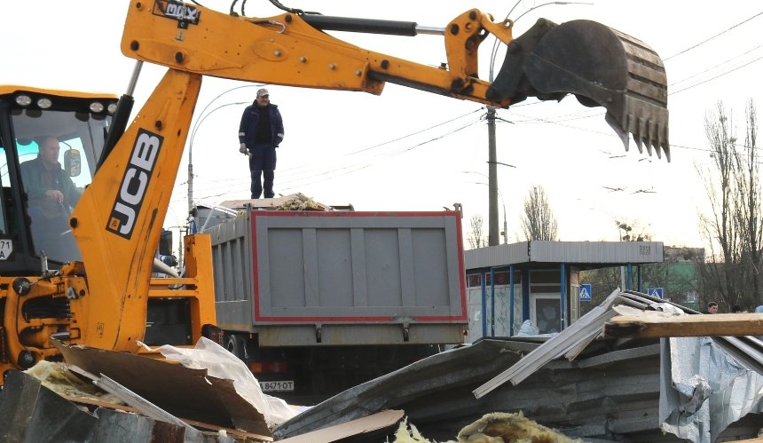 У Подільському районі за тиждень демонтували 73 незаконні споруди: фото