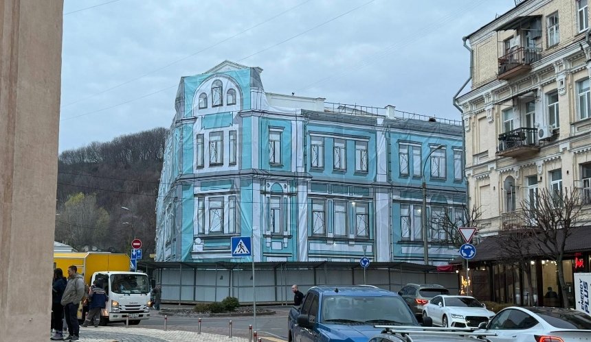 Історичний Ткацький цех на Подолі завісили "фасадом" і почали розбирати: що відомо