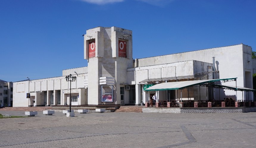 Безбар’єрний маршрут у Славутичі: розпочали оновлення Кіноконцертного комплексу