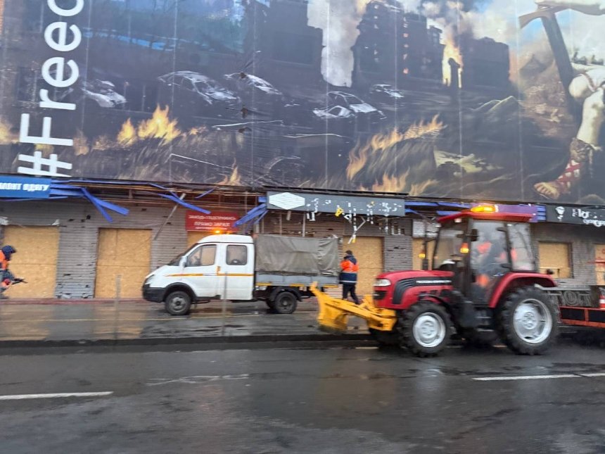 Комунальні служби вже почали зрізати паркан для облаштування нової зупинки на Лукʼянівці у Києві