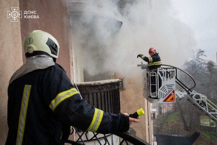 Пожежа у багатоповерхівці в центрі Києва: попередньо, вибухнула зарядна станція