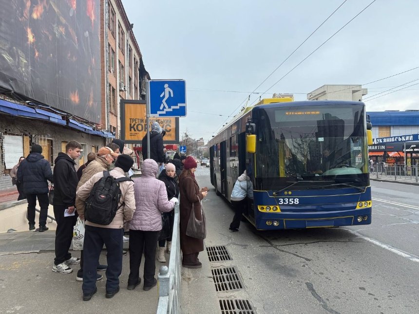 На Лук’янівці в Києві заблокована зупинка: пасажирів висаджують у підземний перехід
