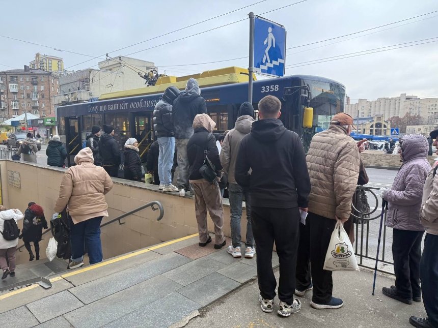 На Лук’янівці в Києві заблокована зупинка: пасажирів висаджують у підземний перехід