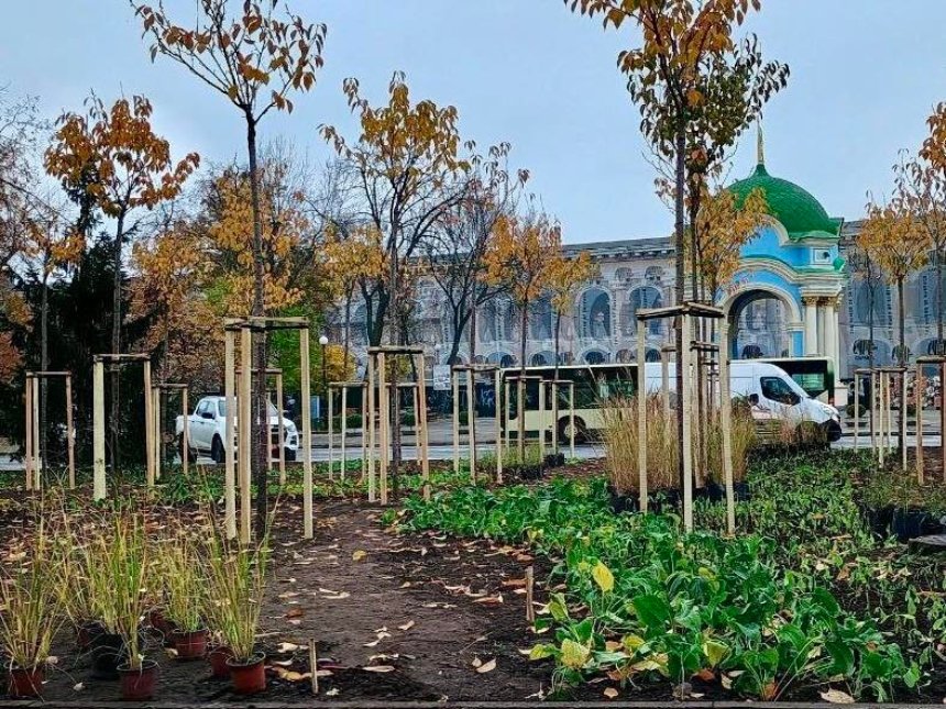 На Контрактовій площі оновили сквер