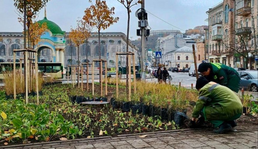 На Контрактовій площі оновили сквер: як він виглядає