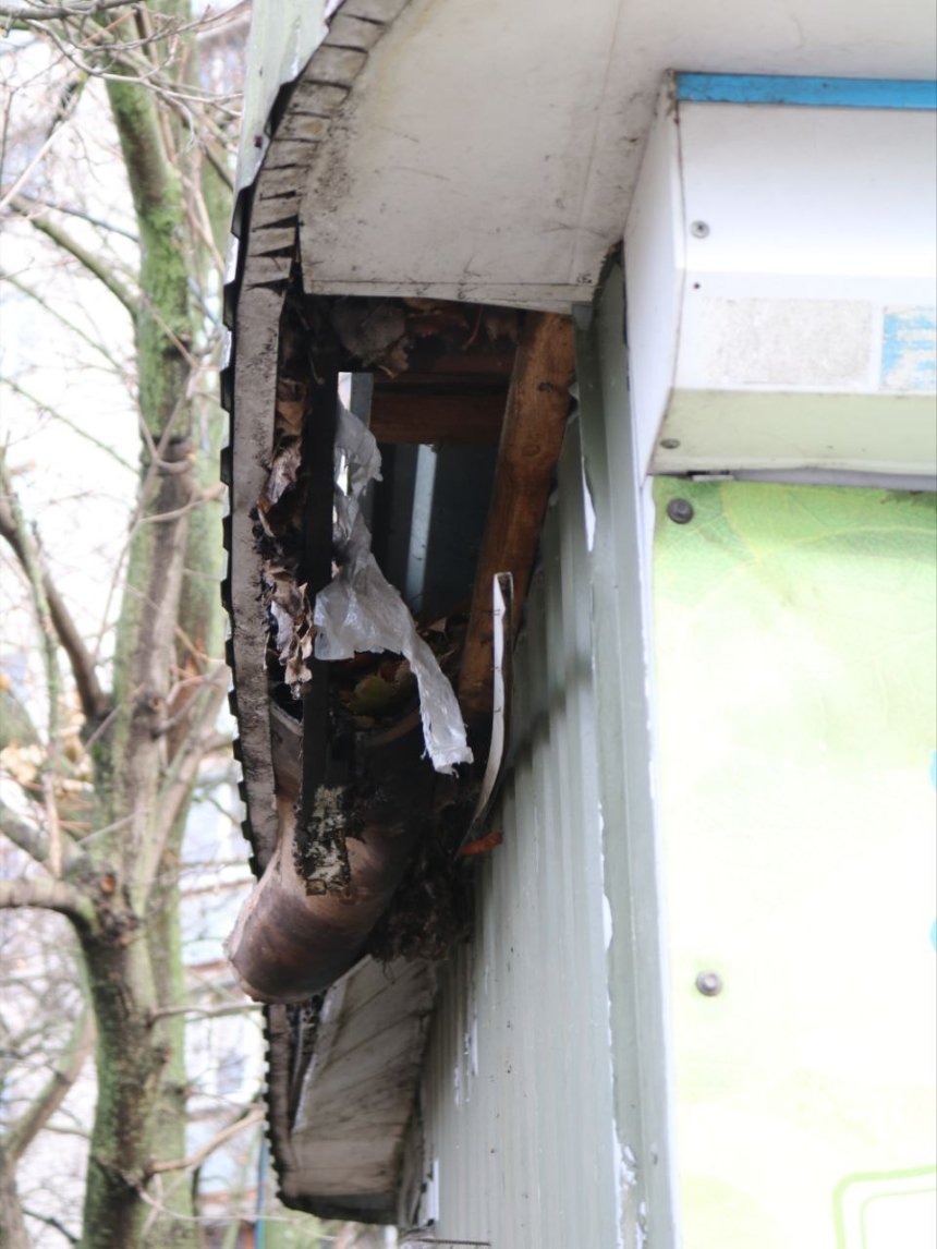 У Києві демонтували МАФ, який став "магнітом для сміття та бруду"