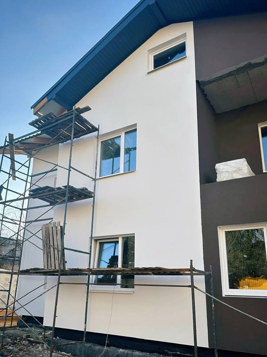 На Київщині замість зруйнованого будинку будують нове енергоефективне житло