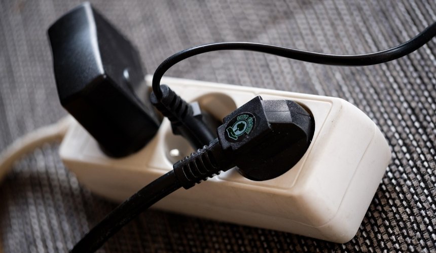 Через російську атаку у Києві застосовані екстрені відключення світла: де саме