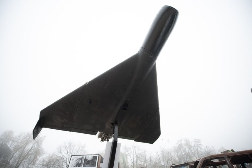 на Михайлівській площі виставили збитий "Шахед"