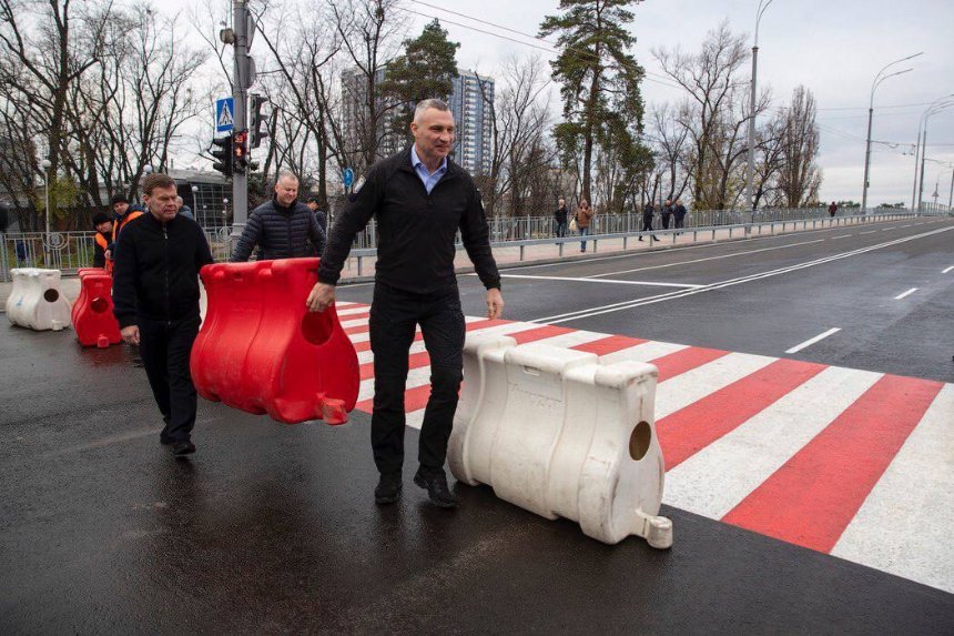 Біля метро "Дарниця" відкрили рух оновленим шляхопроводом Біля метро "Дарниця" відкрили рух оновленим шляхопроводом