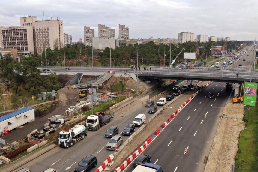 Біля метро "Дарниця" відкрили рух оновленим шляхопроводом
