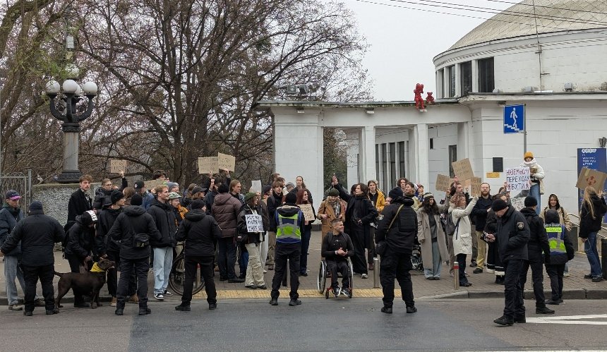 Активісти спробували перекрити рух біля метро "Університет": фото