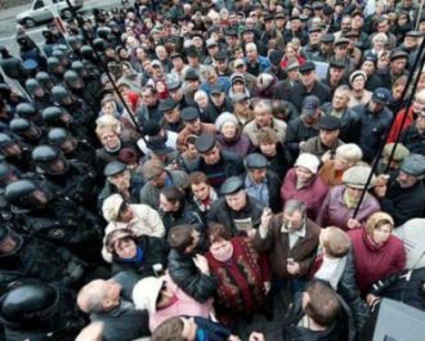 Киевляне носят голодающим чернобыльцам теплые вещи и деньги