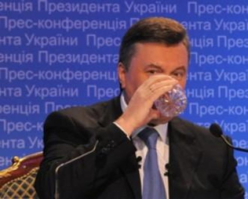 Янукович пьет английскую минеральную воду стоимостью 300 грн за бутылку