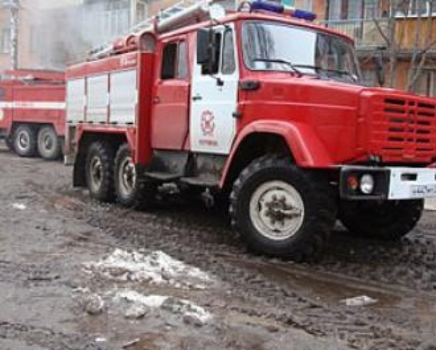 Девушкам с забора возле здания КМУ помогли слезть пожарные (ФОТО)