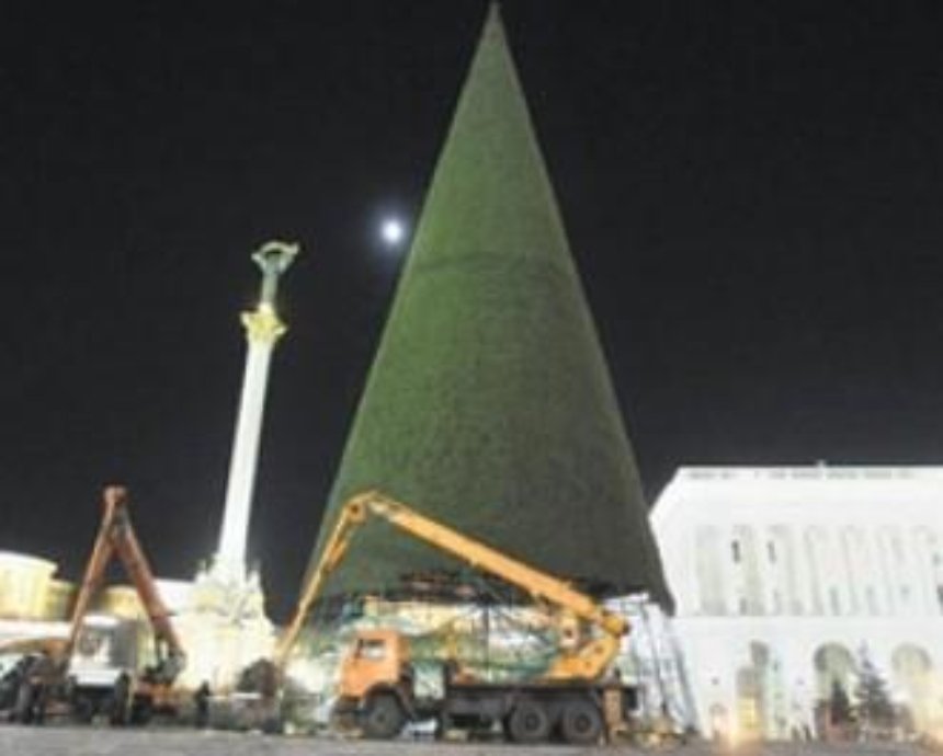 Сегодня в Киеве попробуют зажечь елку