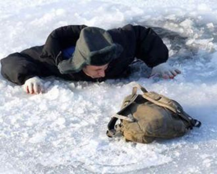 Возле пешеходного моста в Киеве под лед провалился гитарист