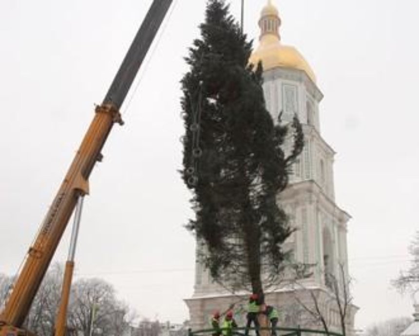 В центре Киева начали установку новогодней елки (фото)