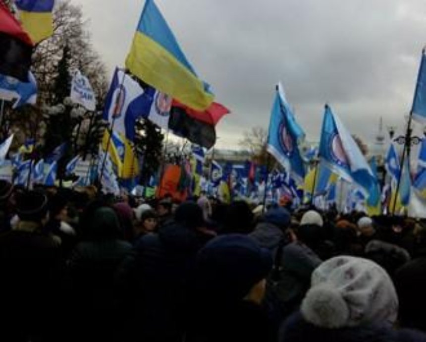 Тысячи человек пикетируют Раду: улица Грушевского перекрыта (фото)