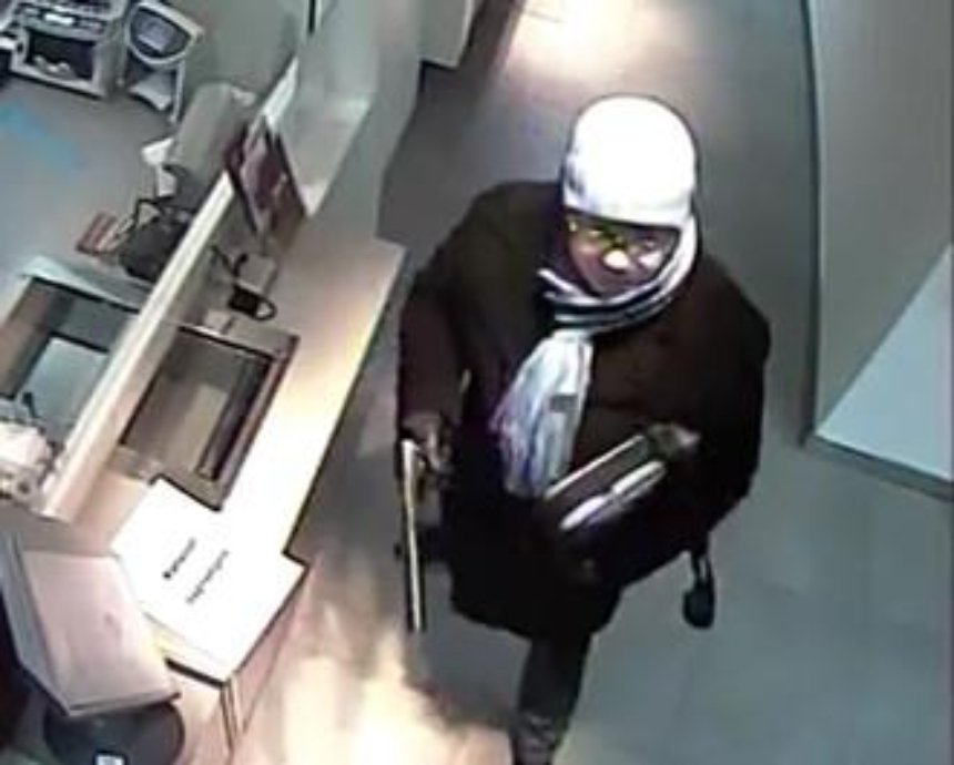 В Киеве ограбили банк. Преступника сняли камеры видеонаблюдения