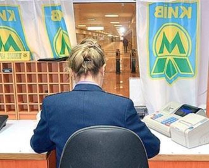 В киевском метро словили кассира, наварившего миллион гривен на жетонах
