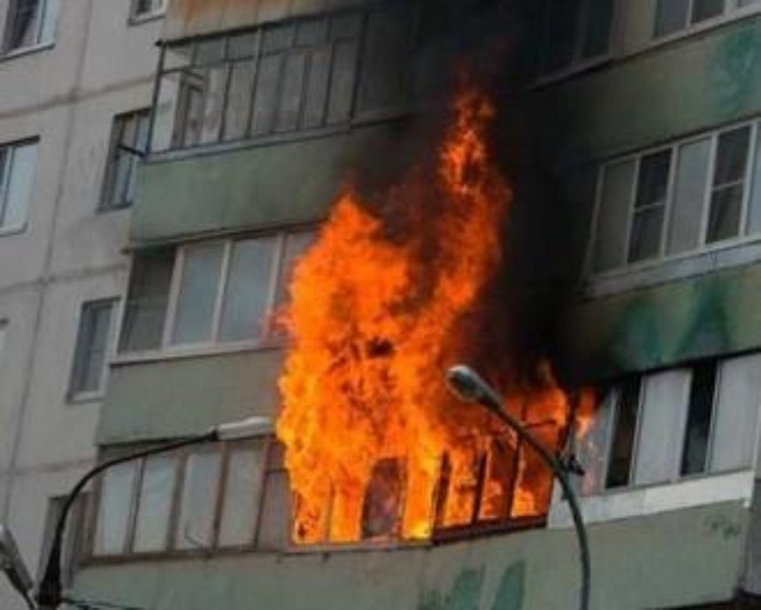 В Киеве из горящей квартиры на 16 этаже выпрыгнула женщина (обновлено)