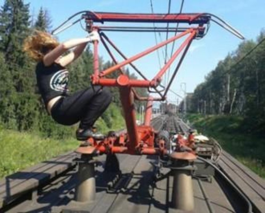 На Киевщине подростка убило током на крыше грузового поезда